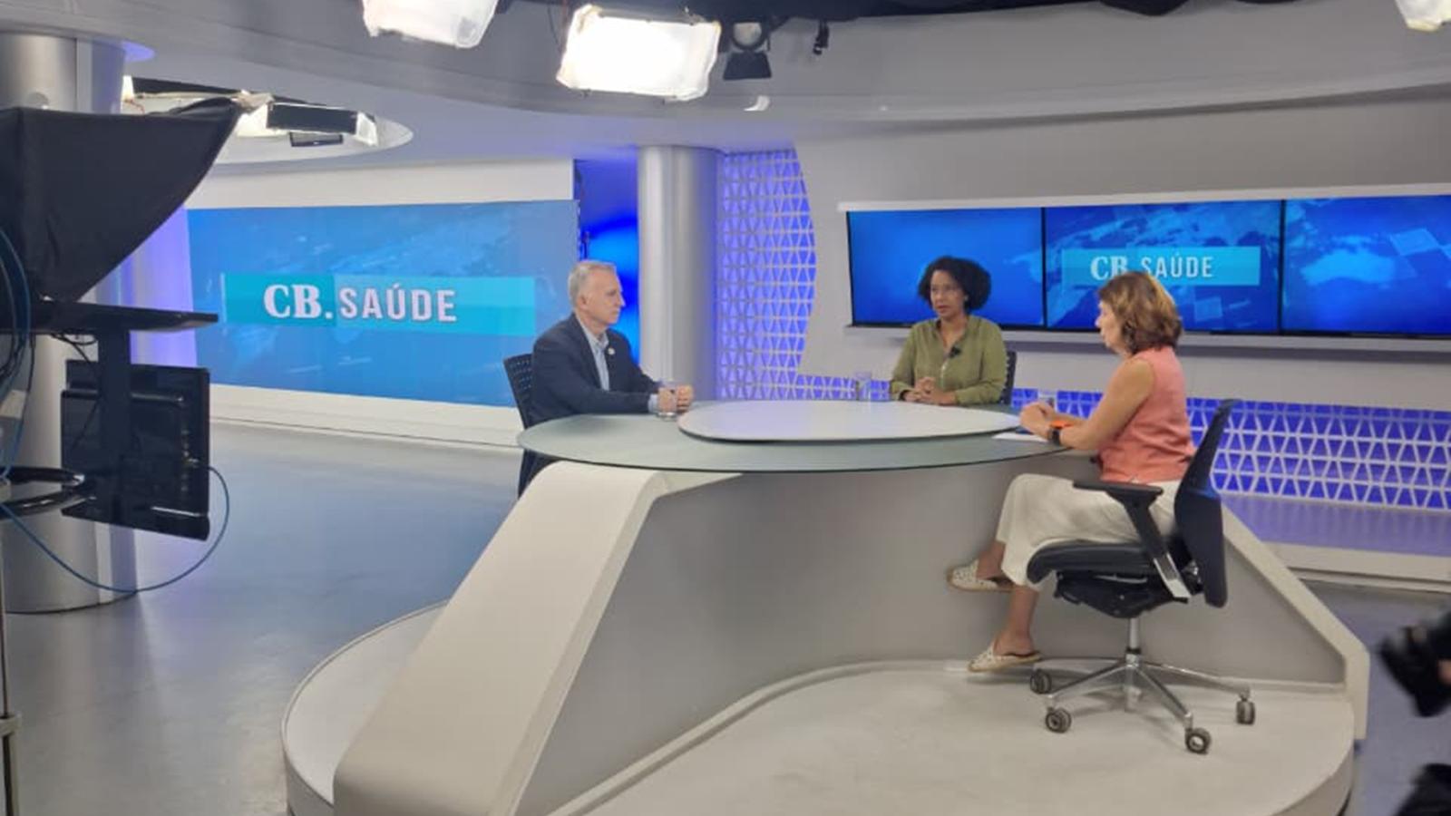 Pessoa com as mãos em panela quente