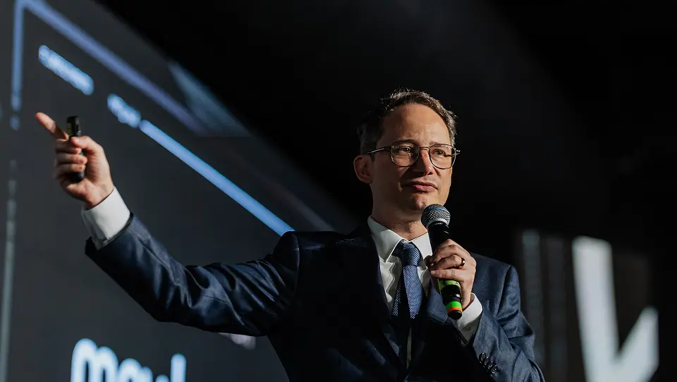 Fotografia do dr. Luiz Carlos palestrando para uma plateia