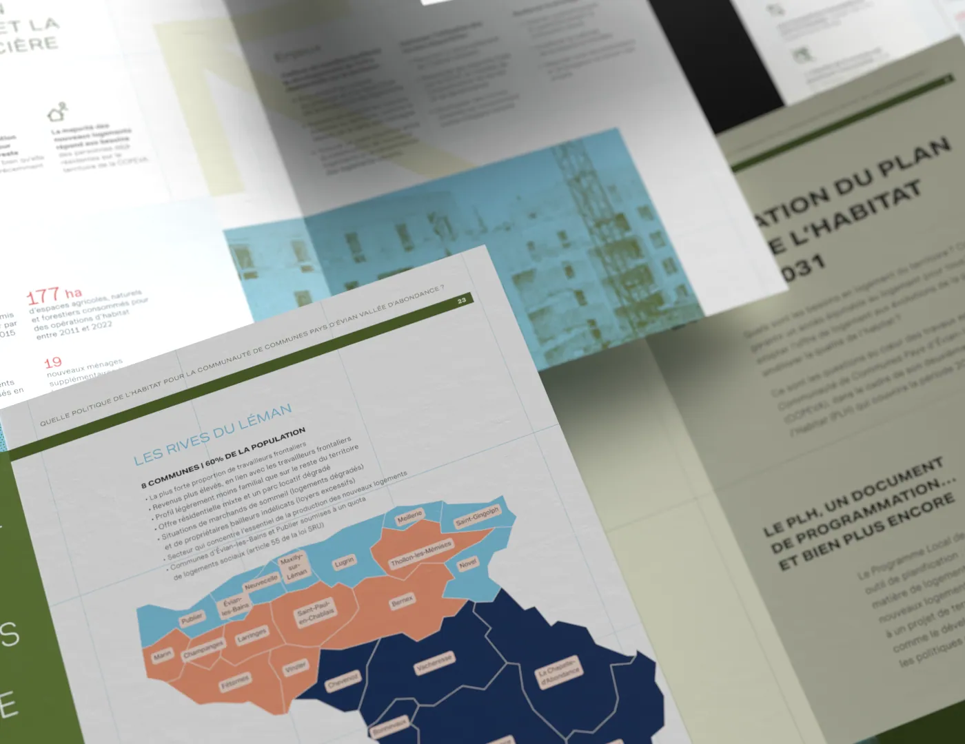 Bouteille de liqueur artisanale « La Potion de l’Outa » posée dans la neige, étiquette bleue illustrée avec typographie blanche et éléments végétaux.