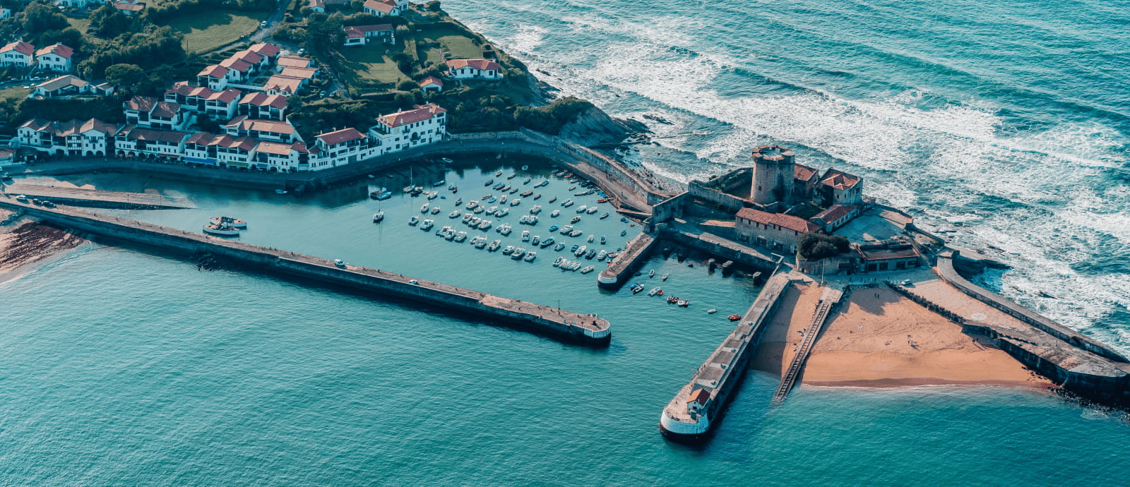vue sur le port de saint jean de luz