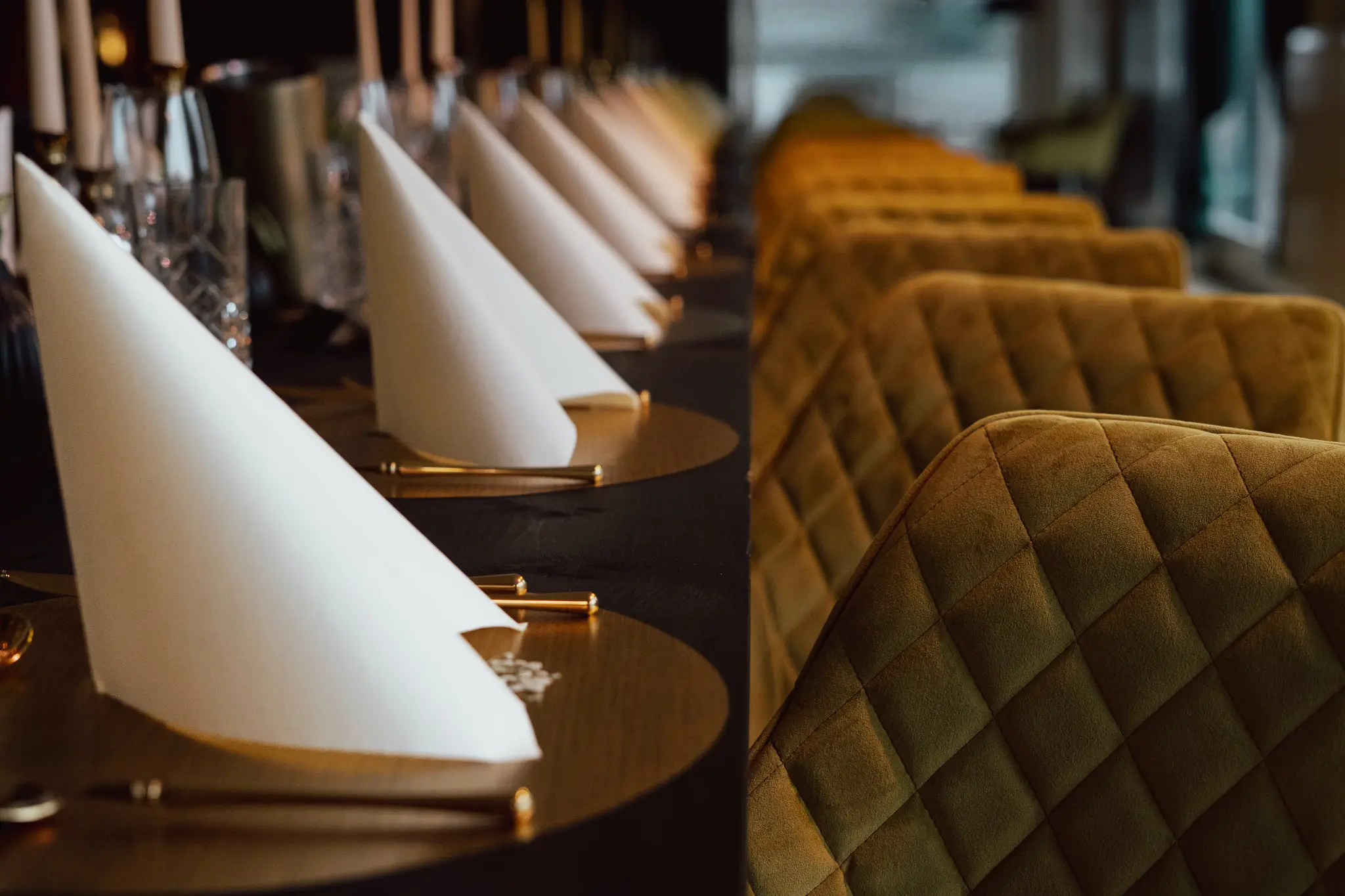 Moderne Restaurant oder Netzwerk Atmosphäre mit gedeckten Tischen und warmem Licht, Symbolbild für kreatives Netzwerk, Austausch und Zusammenarbeit