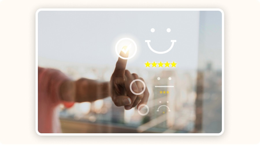 Main appuyant sur un bouton “validation” sur une interface de satisfaction client