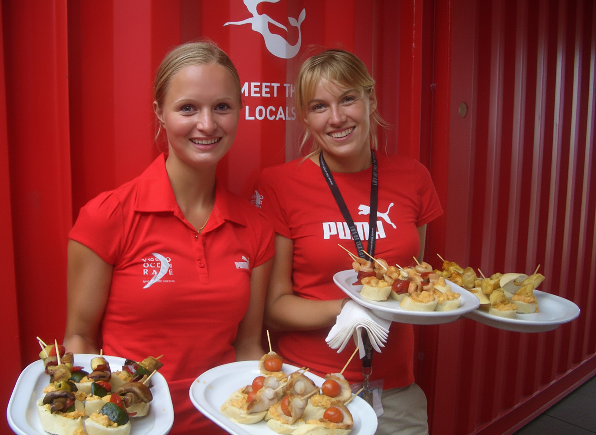 Hostessen servieren Fingerfood bei einer Sportveranstaltung für Puma