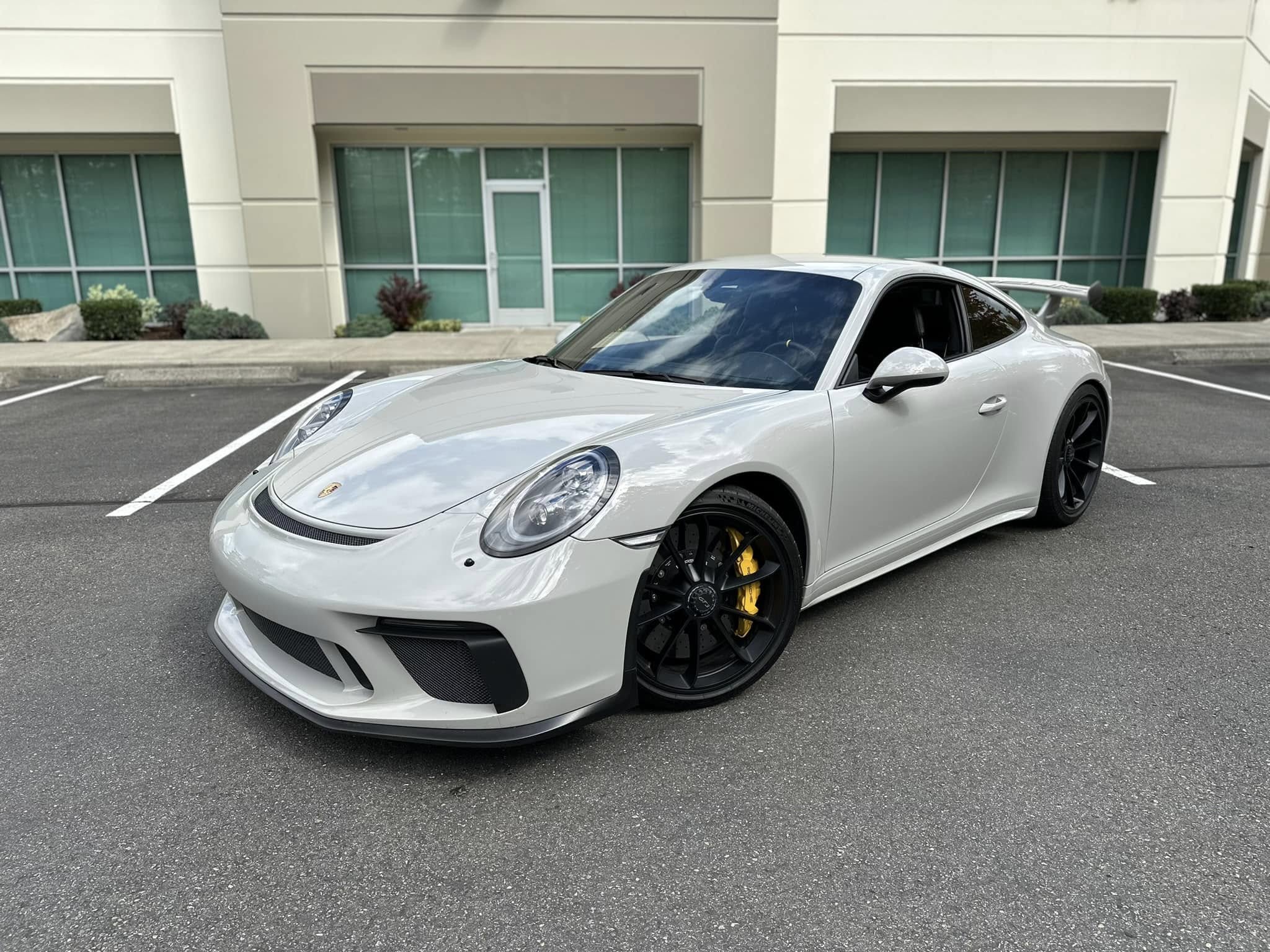 people near TAj Mahal