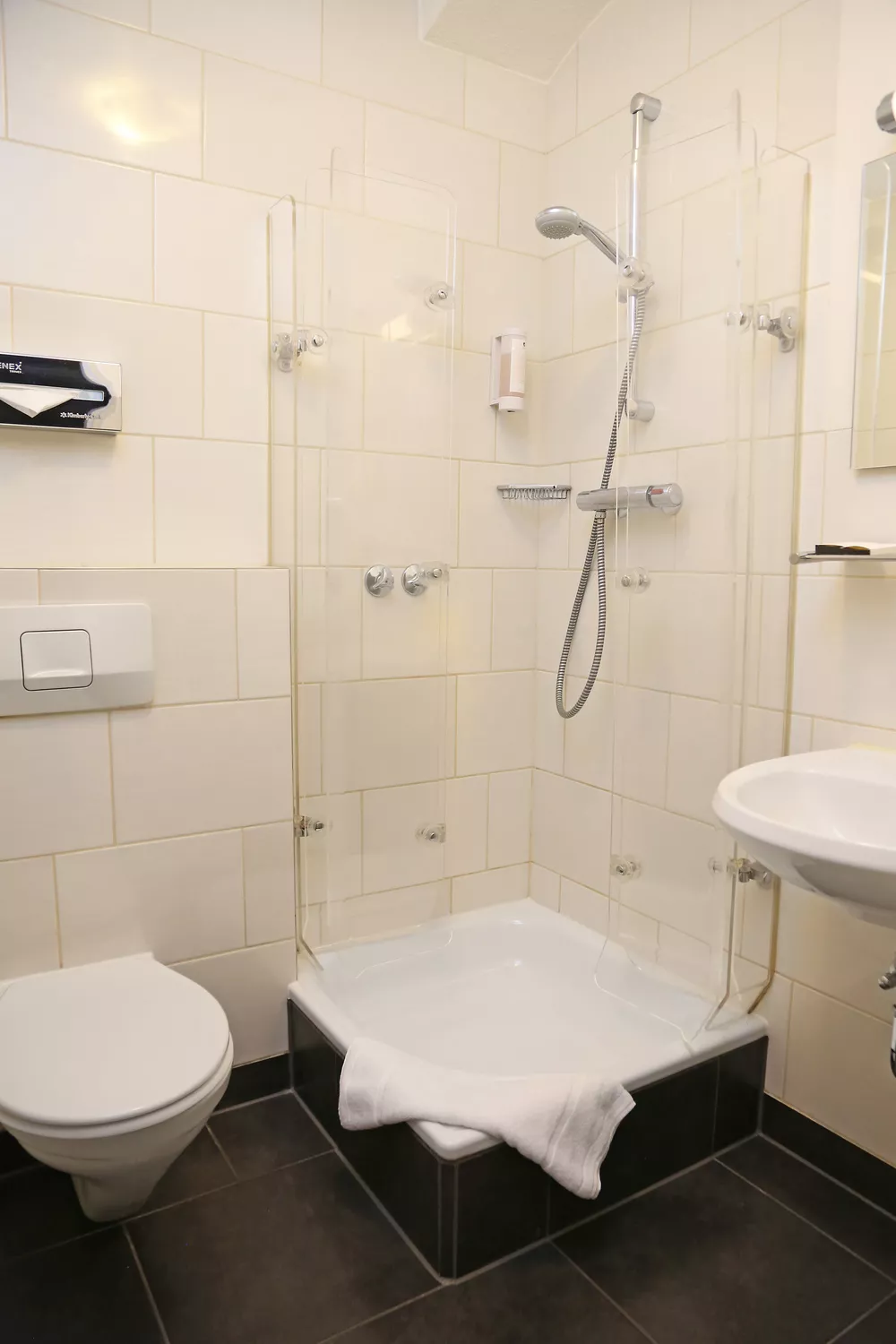 Bild vom Badezimmer - alles sauber in weiß