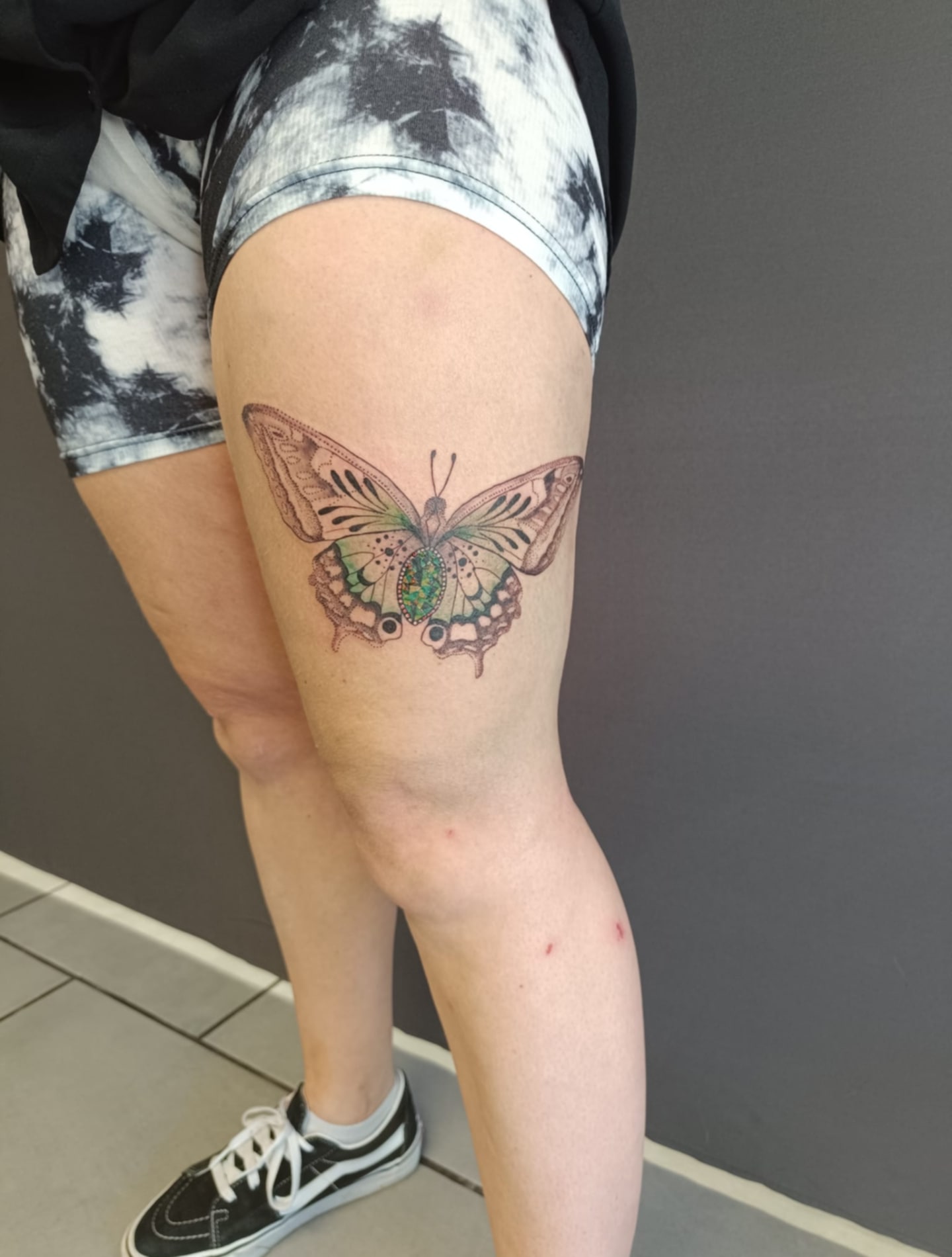 tatouage femme cuisse papillon