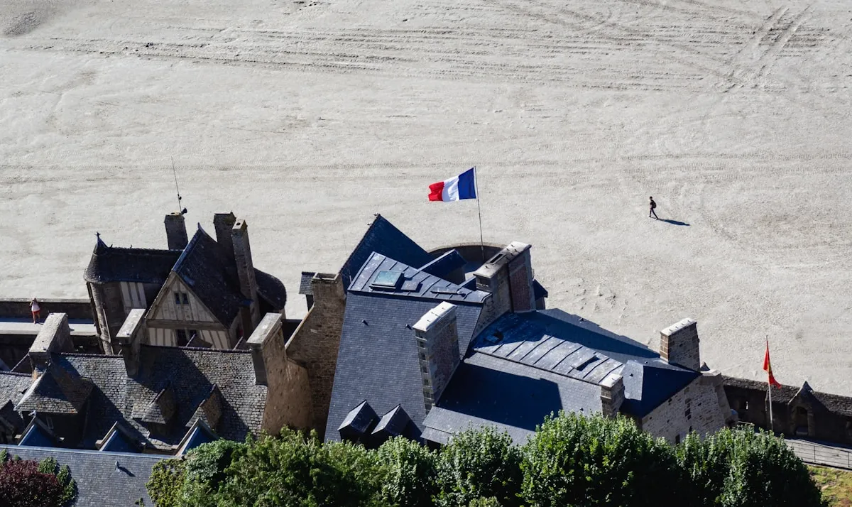 photo de toiture française sans panneaux solaires