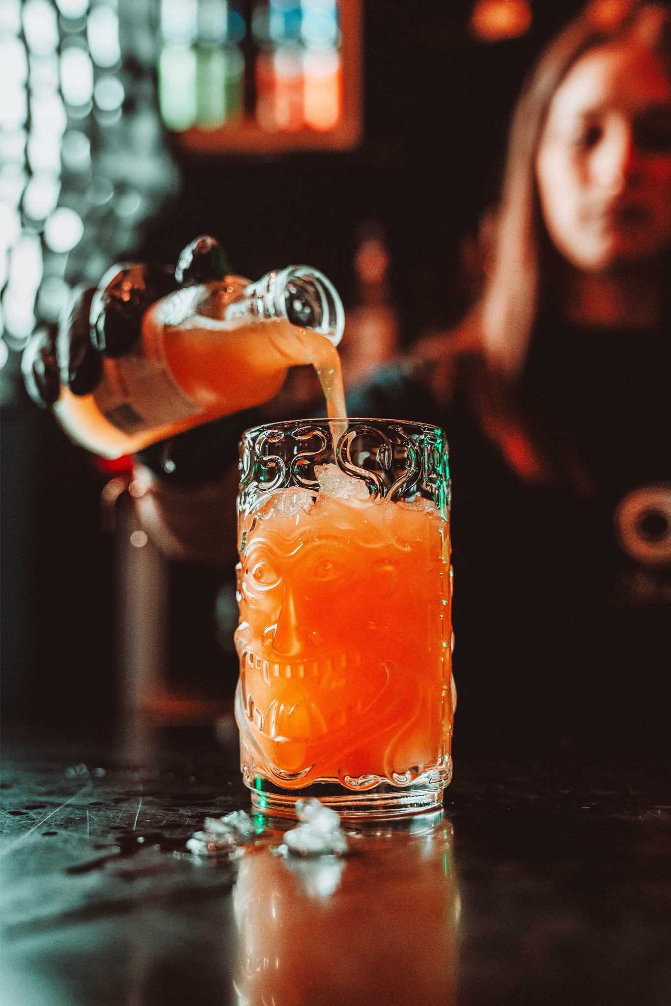 Cóctel servido en vaso tiki con estilo y personalidad.