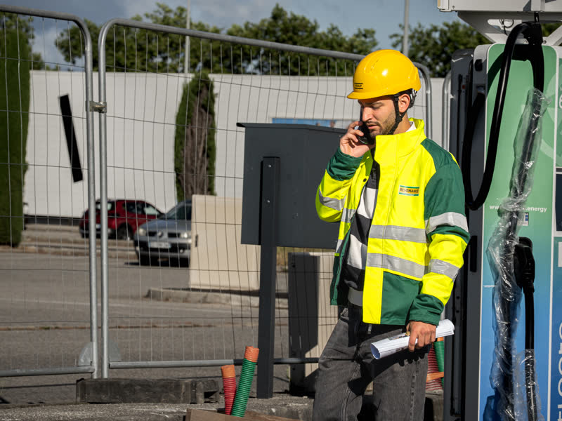 Ingénieur consultant un plan sur un poste de travail