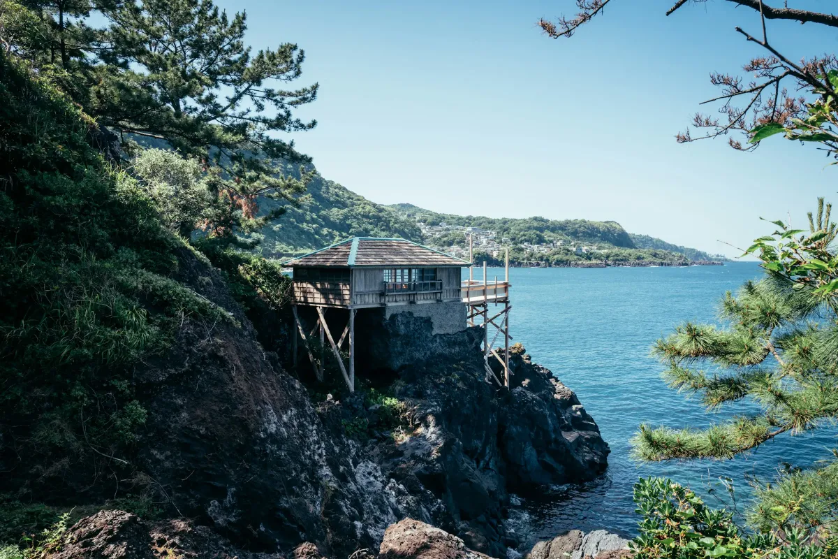 Maison des Pins — house above the water