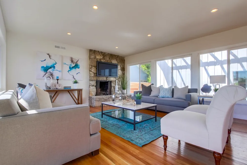 black and gray microphone stand