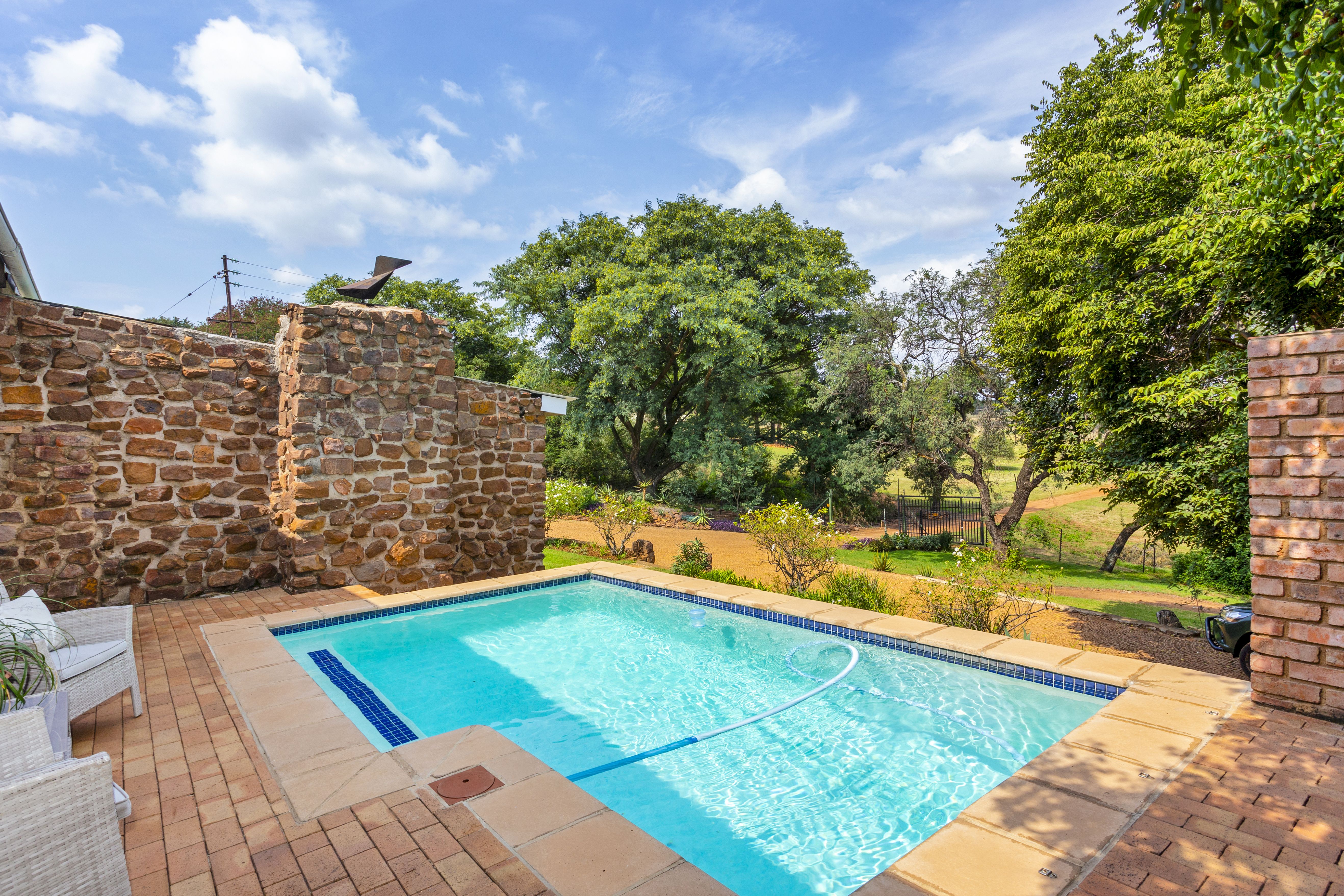 Kilimanjaro Elephant Ride, Arusha, Tanzania. En kvinna sitter och läser utanför ett tält uppsatt i vildmarken.
