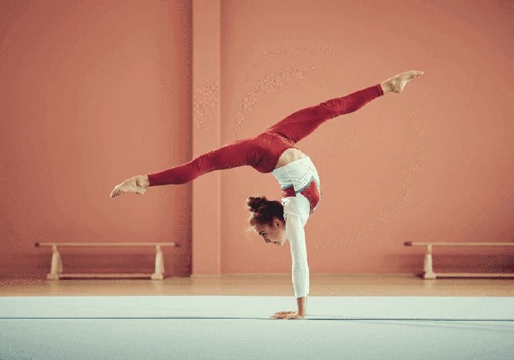 Dziewczynka stoi na rękach w idealnym szpagacie