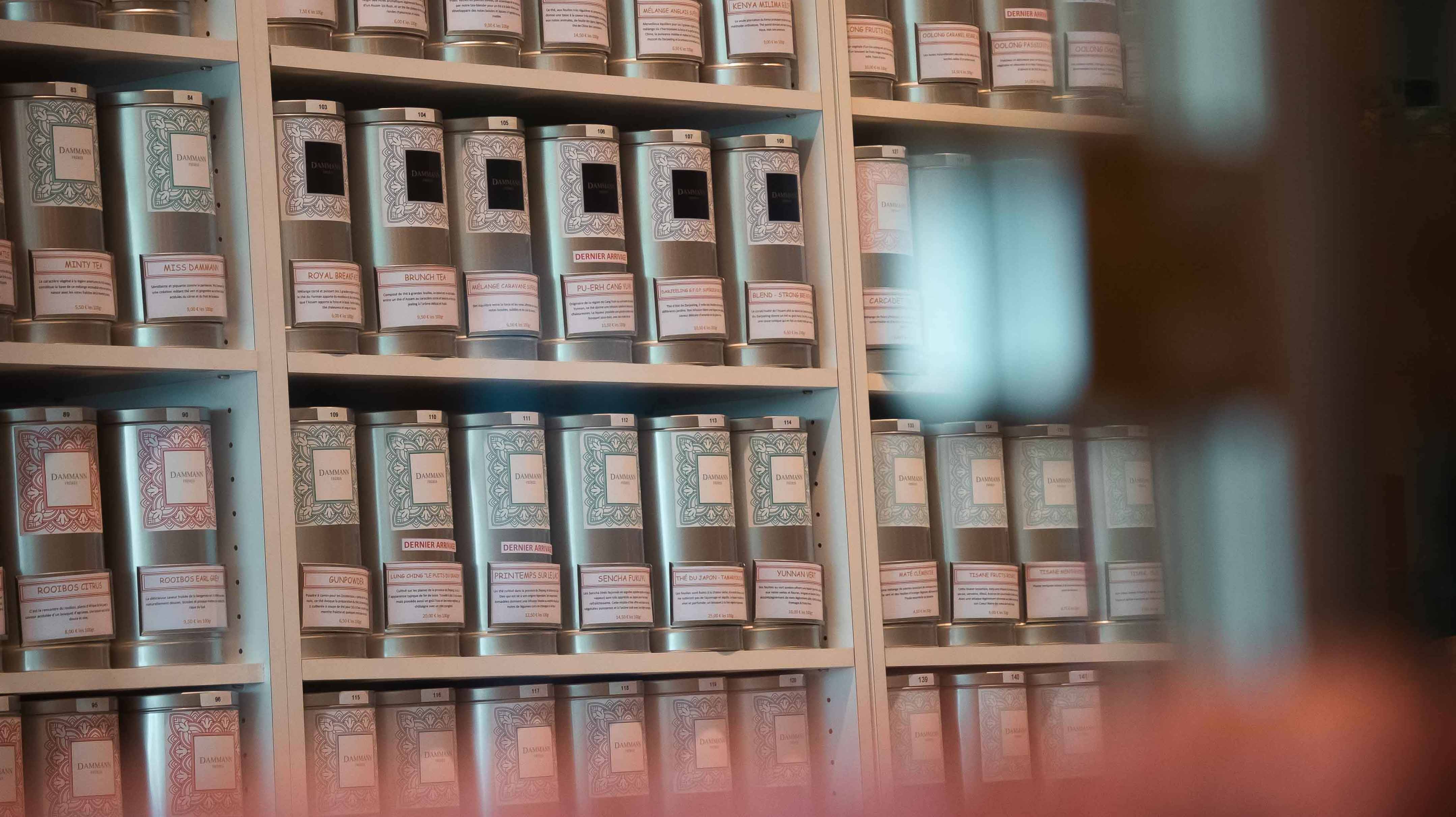 Mur composé de boîtes de thés