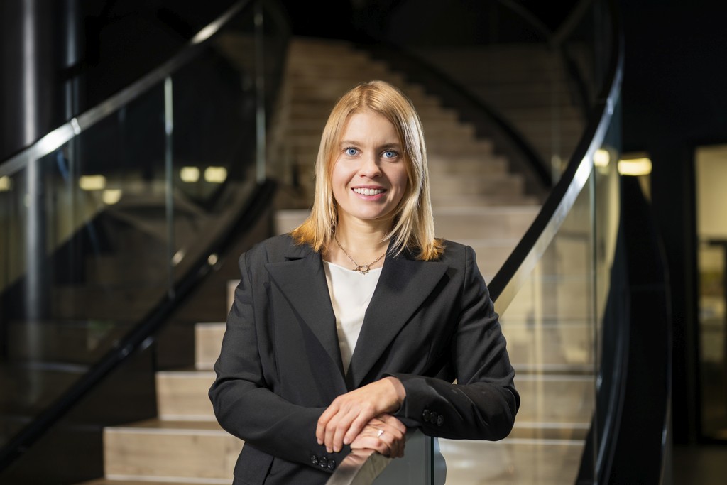 Portret kobiety o jasnych włosach