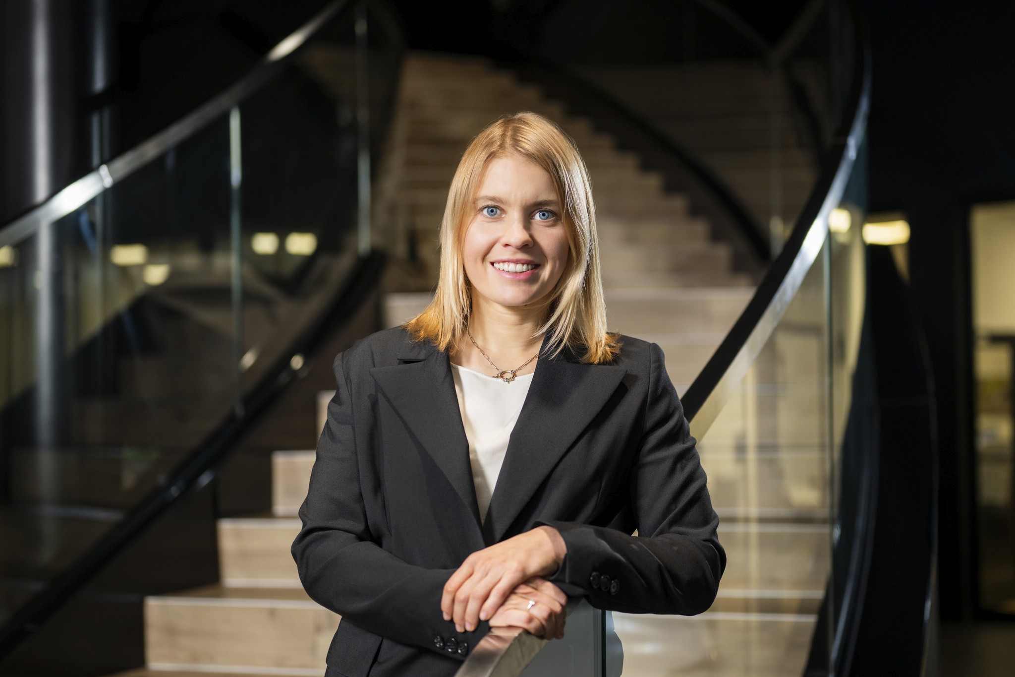 Portret kobiety o jasnych włosach