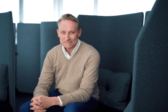 Konsernsjef Mestergruppen Mikkel Sandvik i beige genser i sittegruppe i Brynsengfaret 6