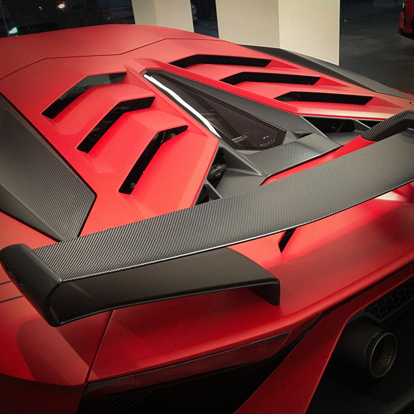 Matt piros karosszériavédő fólia Lamborghini Aventador SVJ hátsó részén