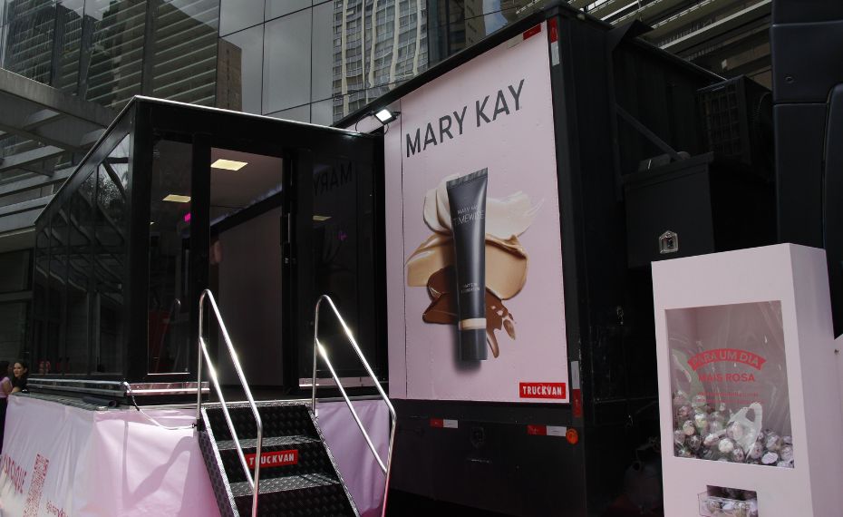 Mary Kay lança novo canal de vendas com caminhão rosa instagramável