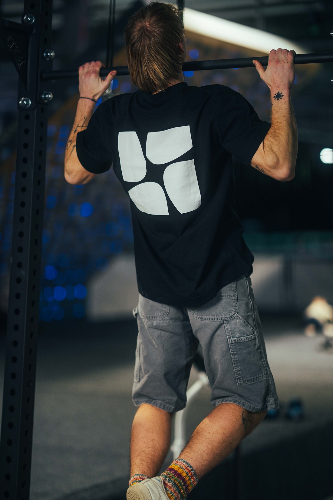 Athlet trainiert Klimmzüge im Indoor Functional Fitness Bereich – Krafttraining zur Unterstützung von Bouldern und Klettern.