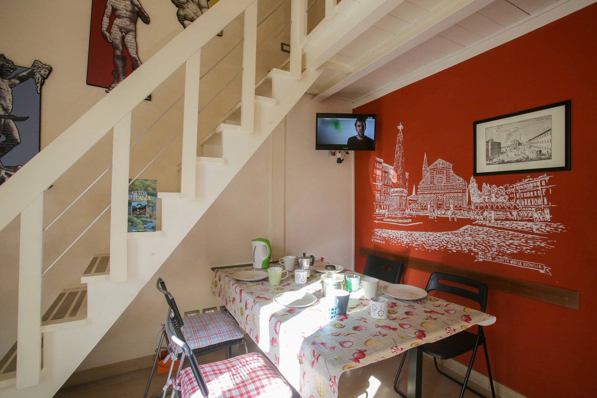 Immagine del salotto con tavolo da pranzo e tv