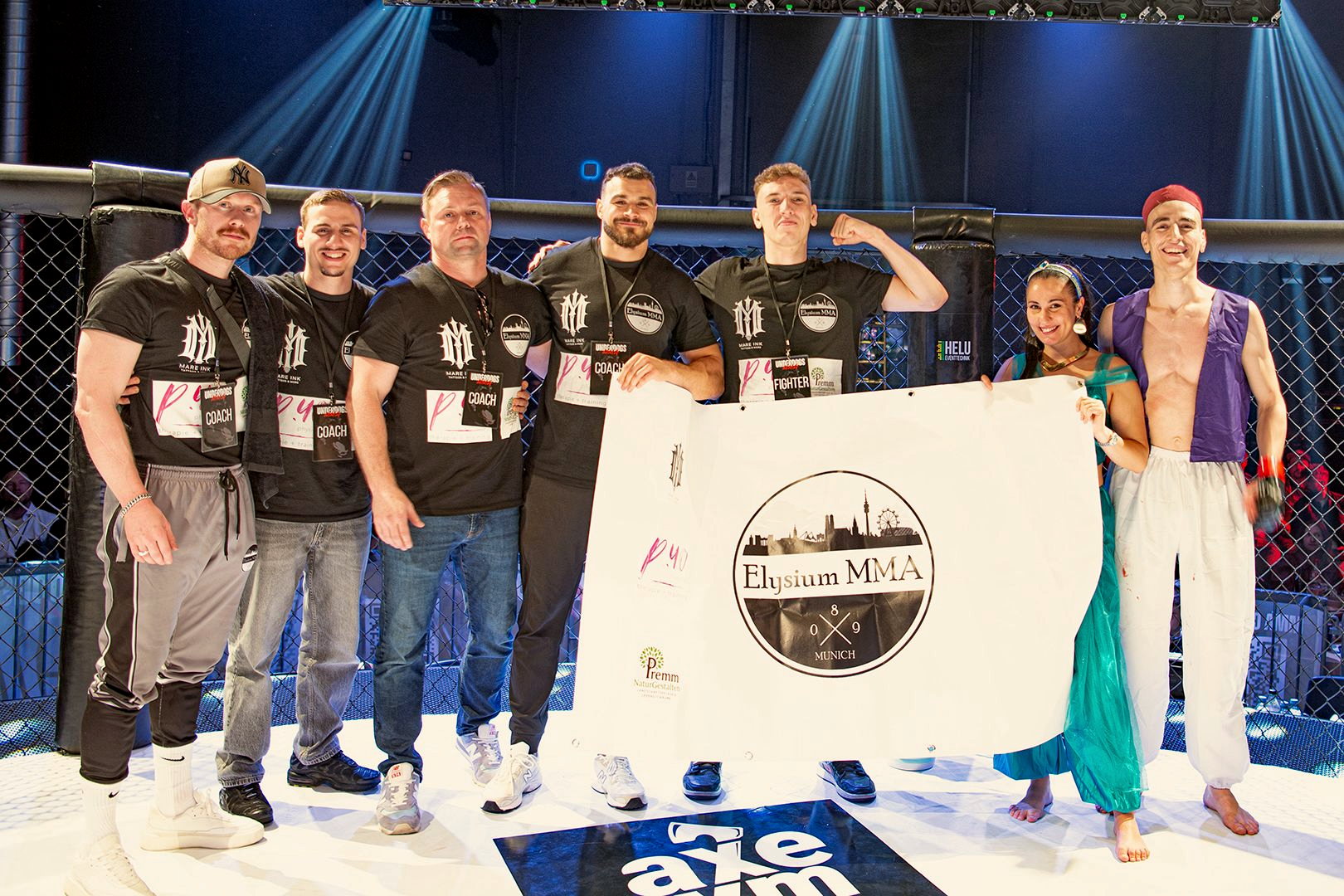 Elysium MMA Team bei einem Kampfsport-Event im Cage