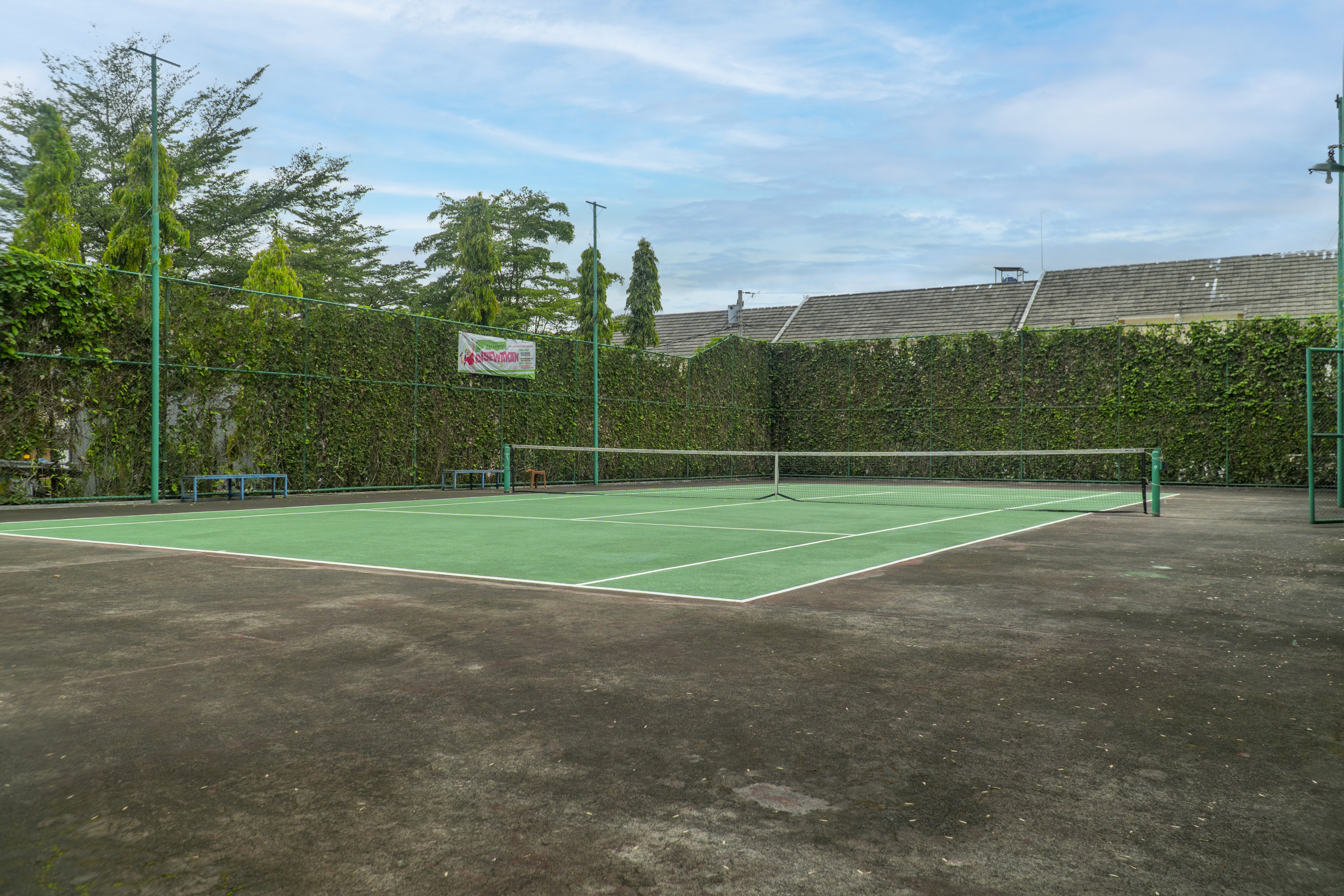 Fasilitas Lapangan Tenis Puri Wahid Regency
