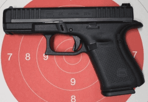 Glock 44 pistola semiautomatica calibro .22 Long Rifle con impugnatura polimerica nera e carrello in acciaio, fotografata su sfondo neutro