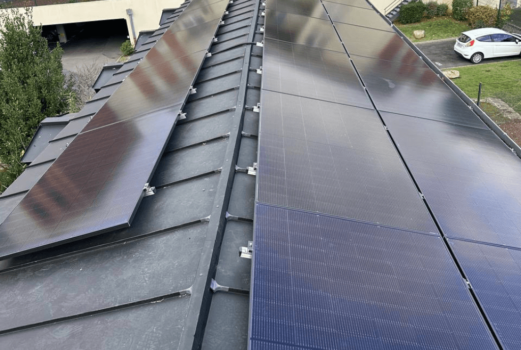 Photo d'un toit d’une maison à Elbeuf en France équipée de panneaux photovoltaïques dont l'installation a été faite par Solarock.