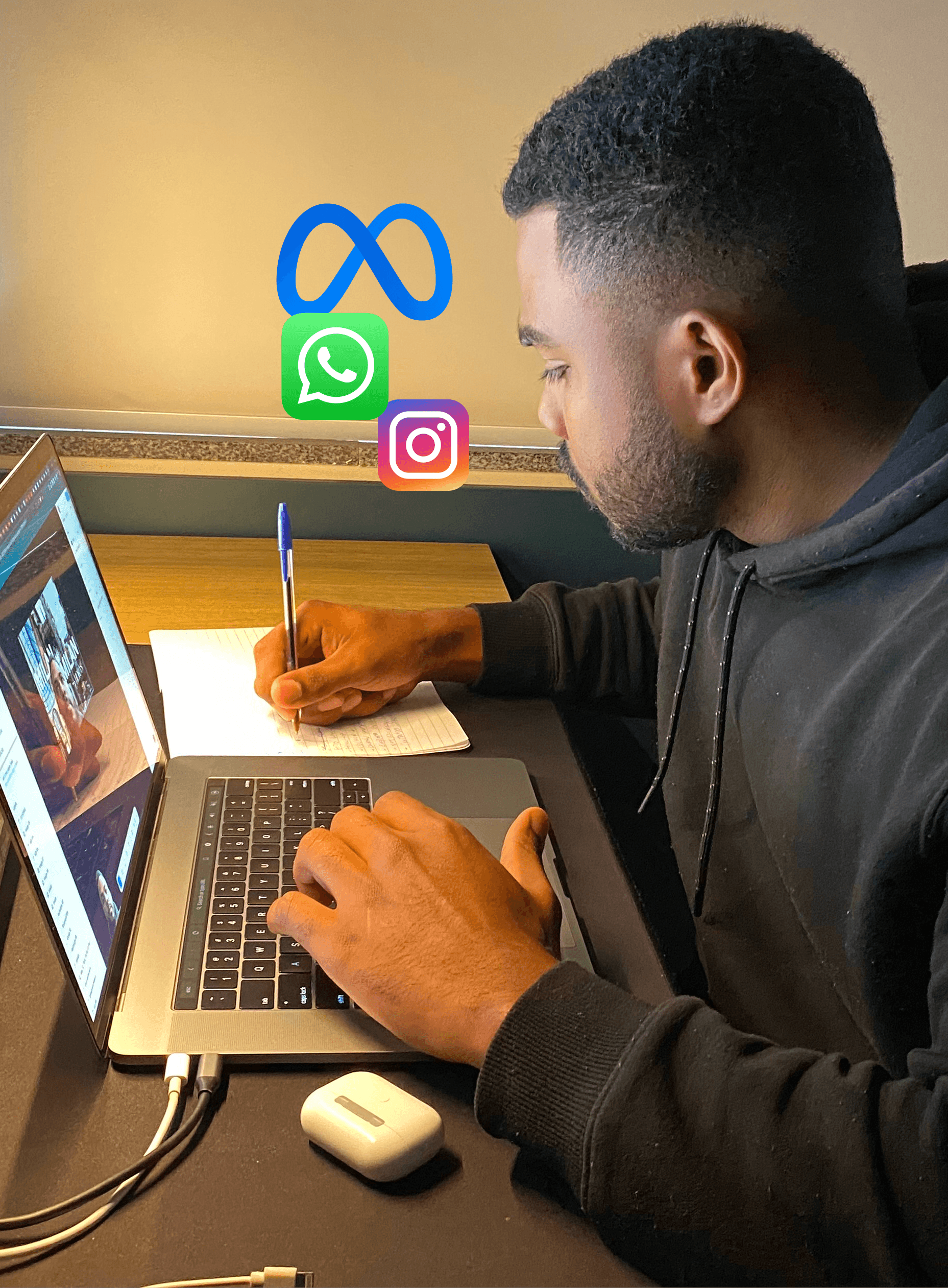 Instrutor escrevendo em caderno enquanto assiste aula no notebook