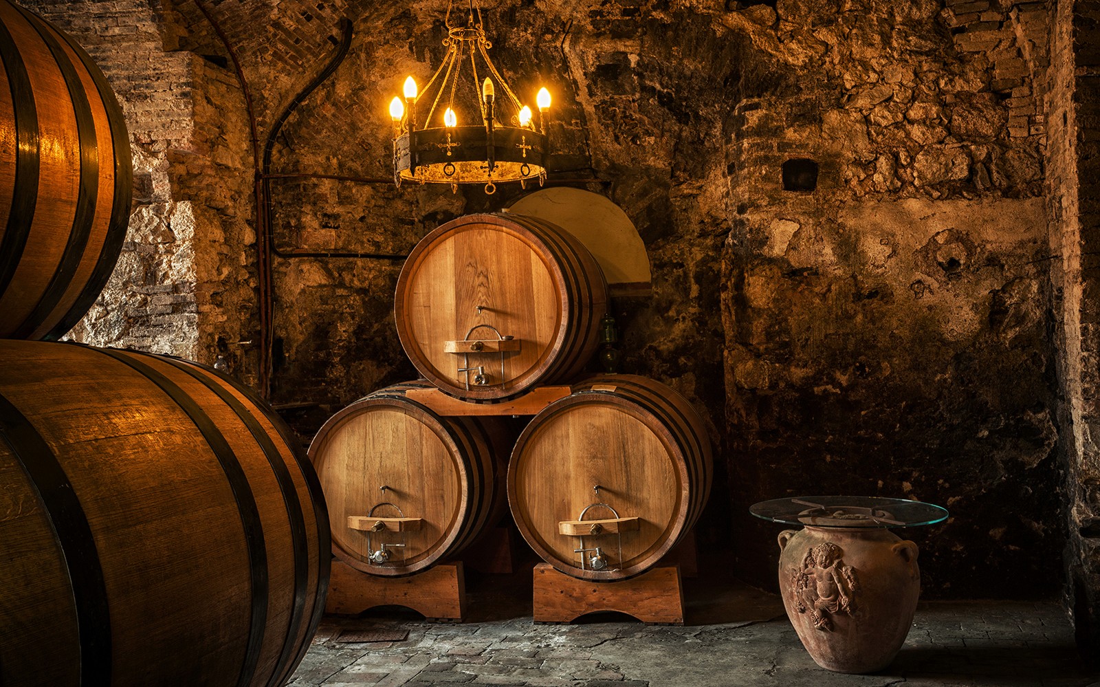 托斯卡纳葡萄酒与橄榄油之旅：在质朴的托斯卡纳酒窖内陈列的葡萄酒桶。