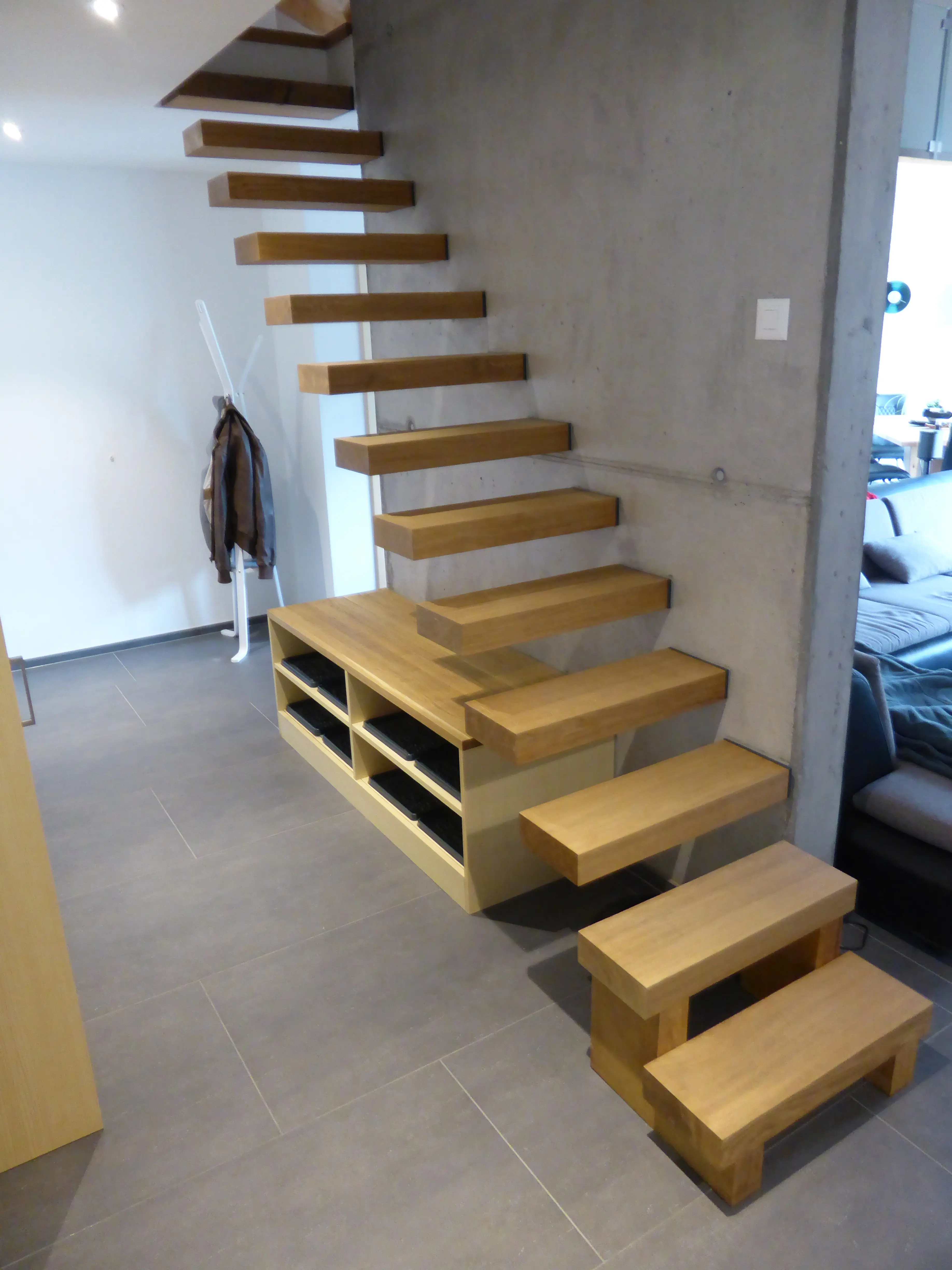 Moderne Holztreppe Neubau Überbauung Sagaplatz in Grüsch - Niggli Architektur