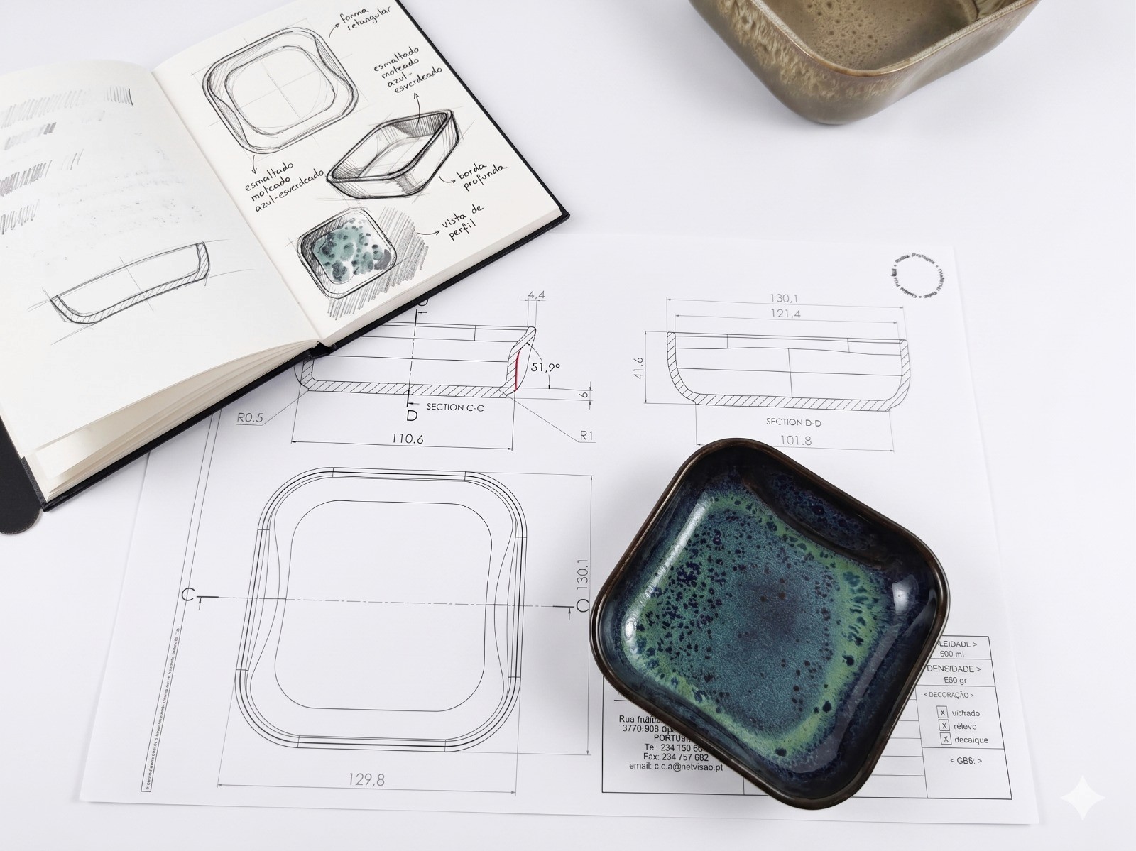 Carnet de croquis de design, plan technique coté et prototype de plat en céramique émaillé bleu-vert, posés sur un bureau blanc