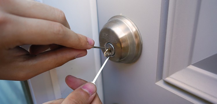 keywe locksmith extracting broken key from a deadbolt