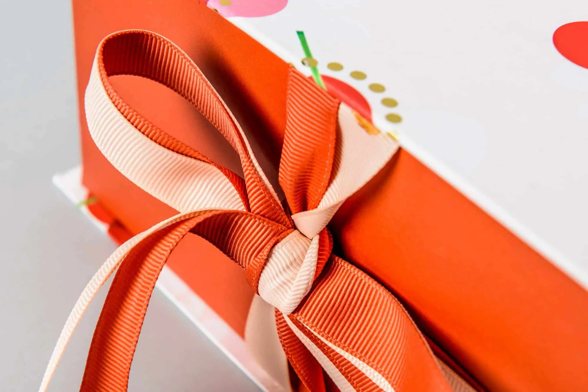 Ribbon gift box