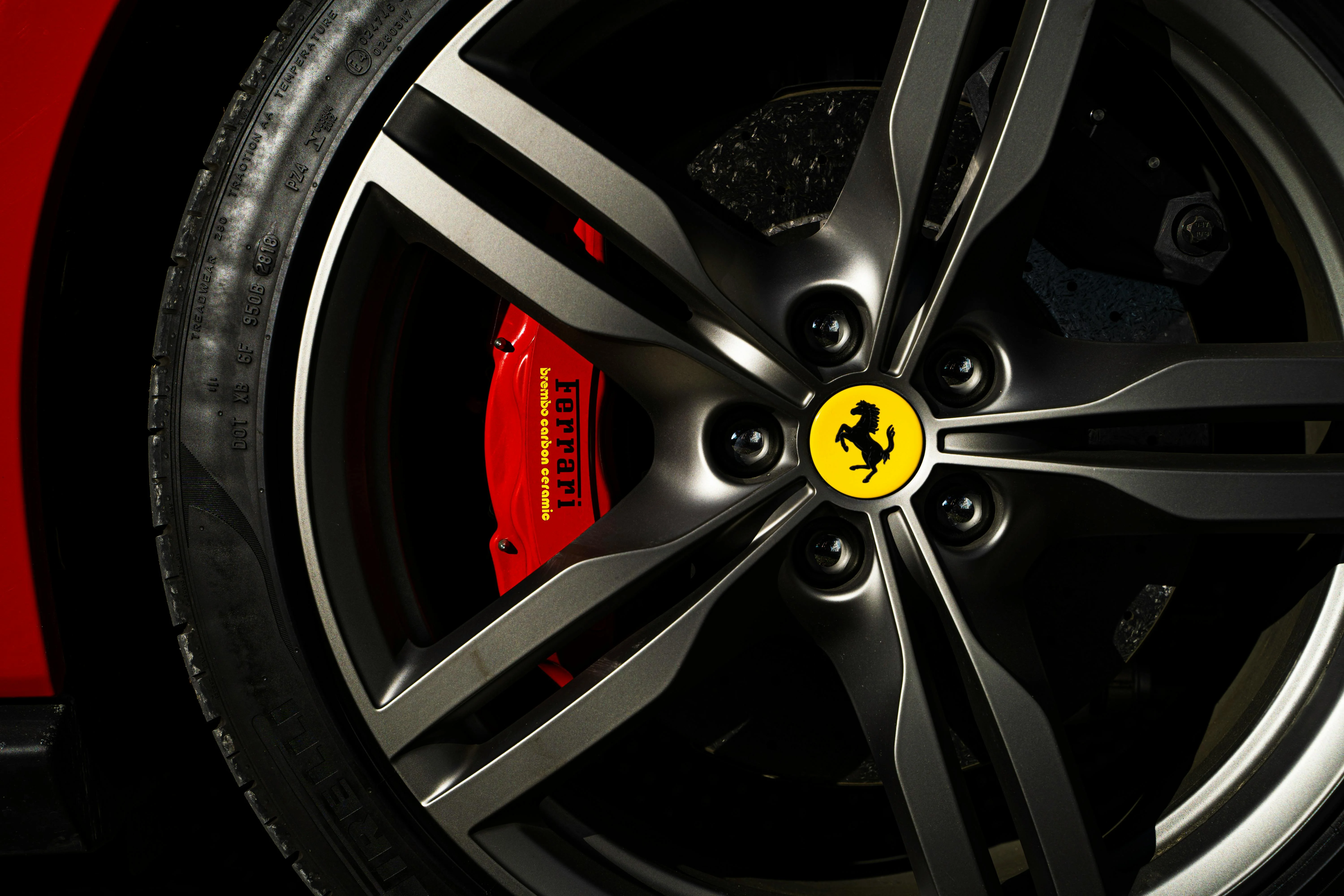Les jantes Ferrari, alliant précision et design, illustrent la maîtrise technique et le style iconique de la marque.