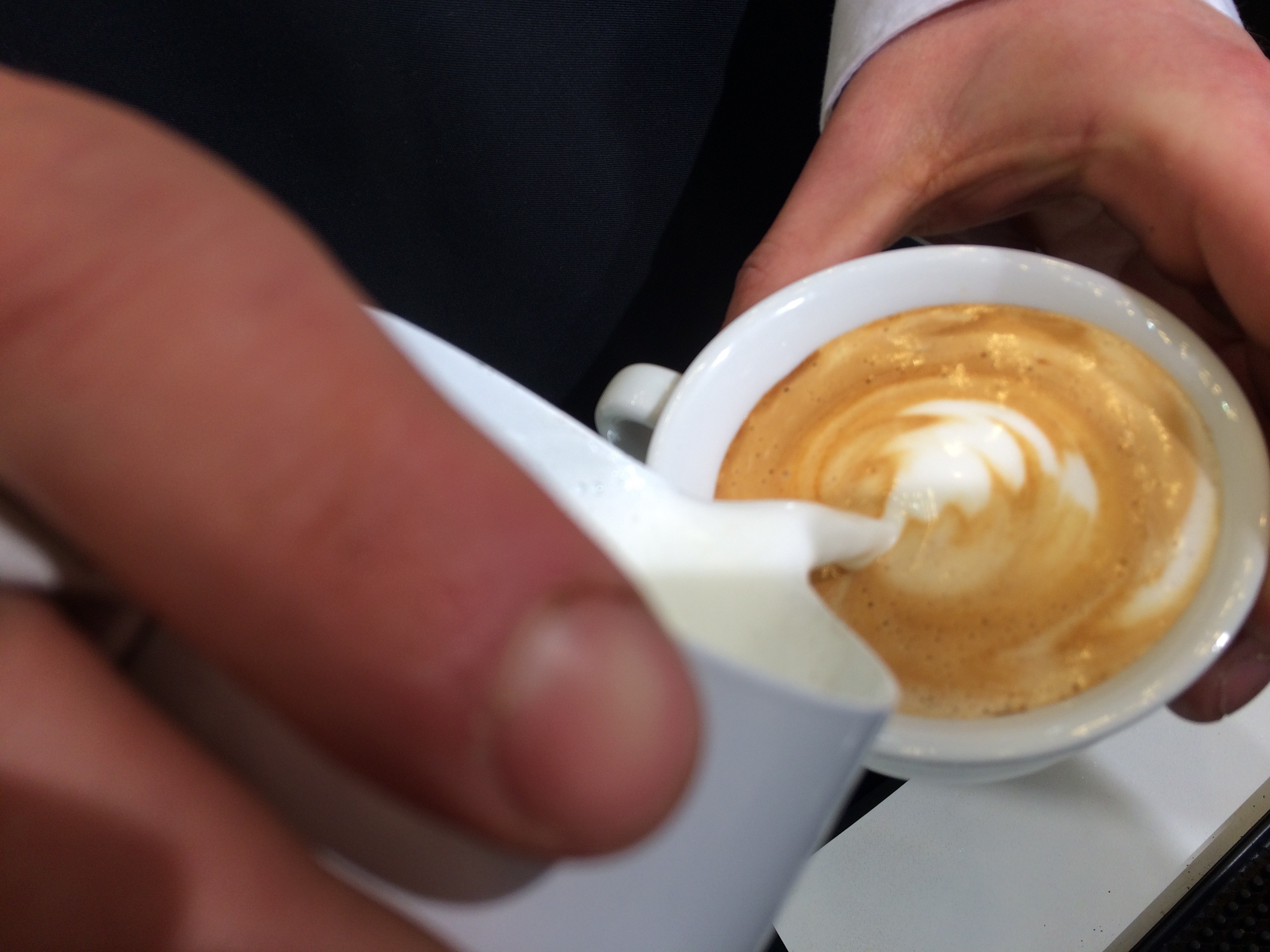 Latte Art Nahaufnahme mit Milchschaum im Cappuccino