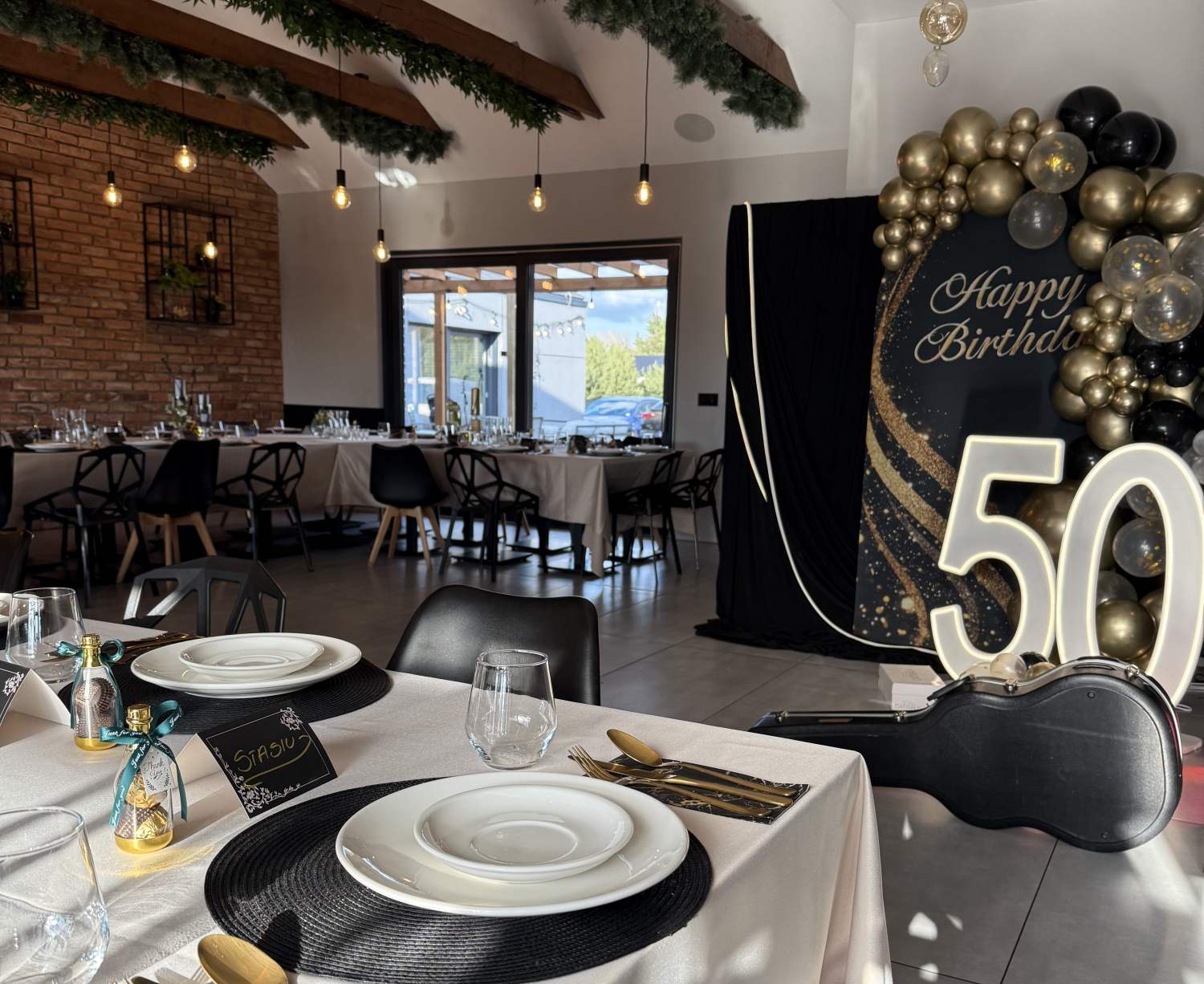 50. urodziny w restauracji pod Poznaniem – elegancka sala na jubileusz