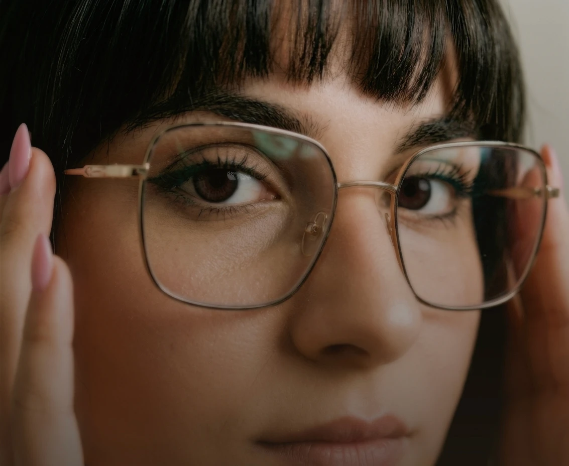 Portrait de la directrice artistique de Tartelette Concept à Toulouse. Graphiste freelance spécialisée en branding stratégique et identité visuelle.