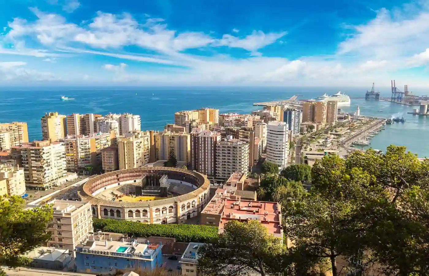 Panorámica urbana de la ciudad de Málaga, caso de éxito en implementación de software GIS e inventariado de infraestructuras por Fisotec.