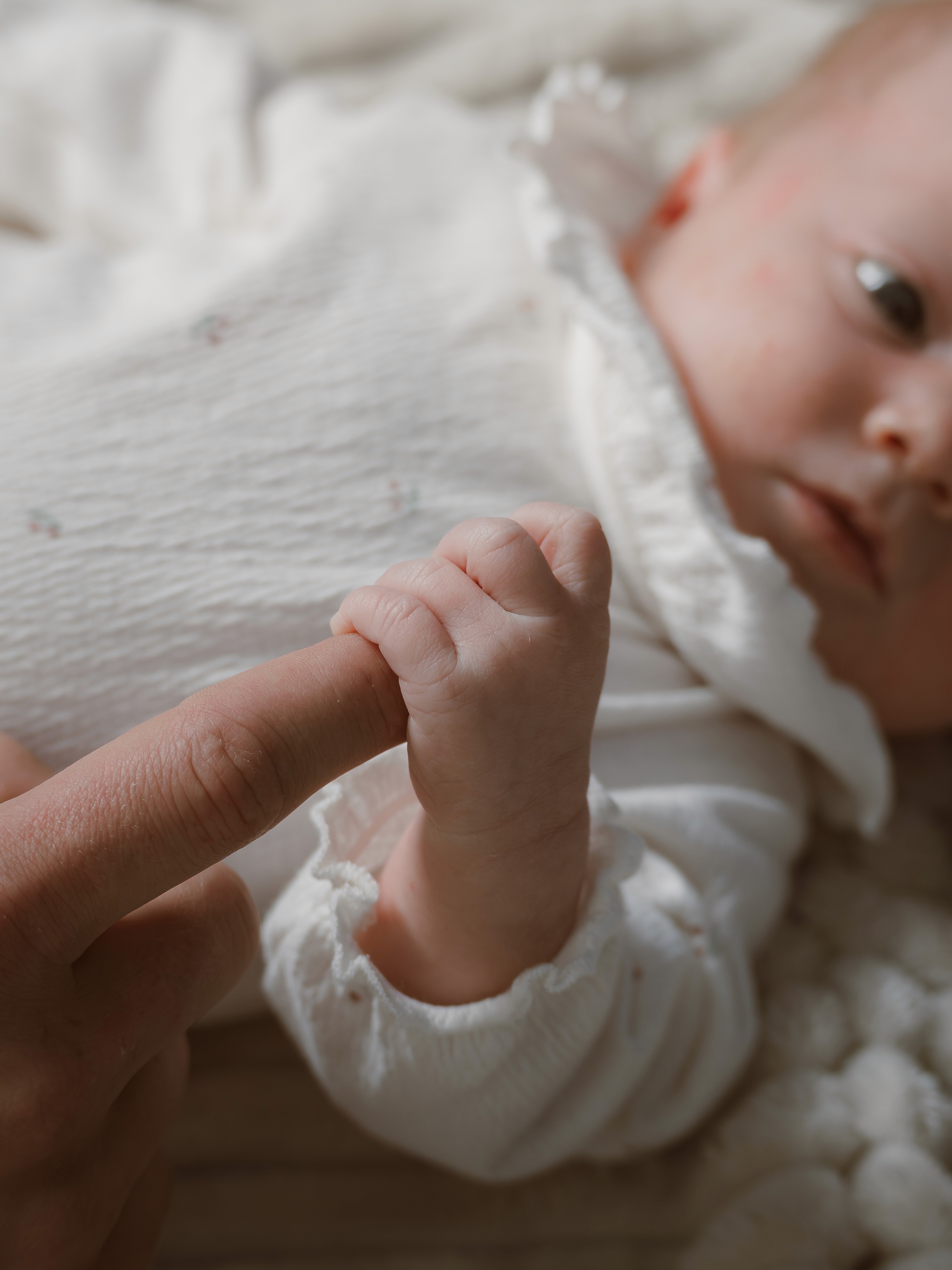 Profesjonell nyfødtfotograf fanger ekte familieliv og nære øyeblikk hjemme hos familien.
