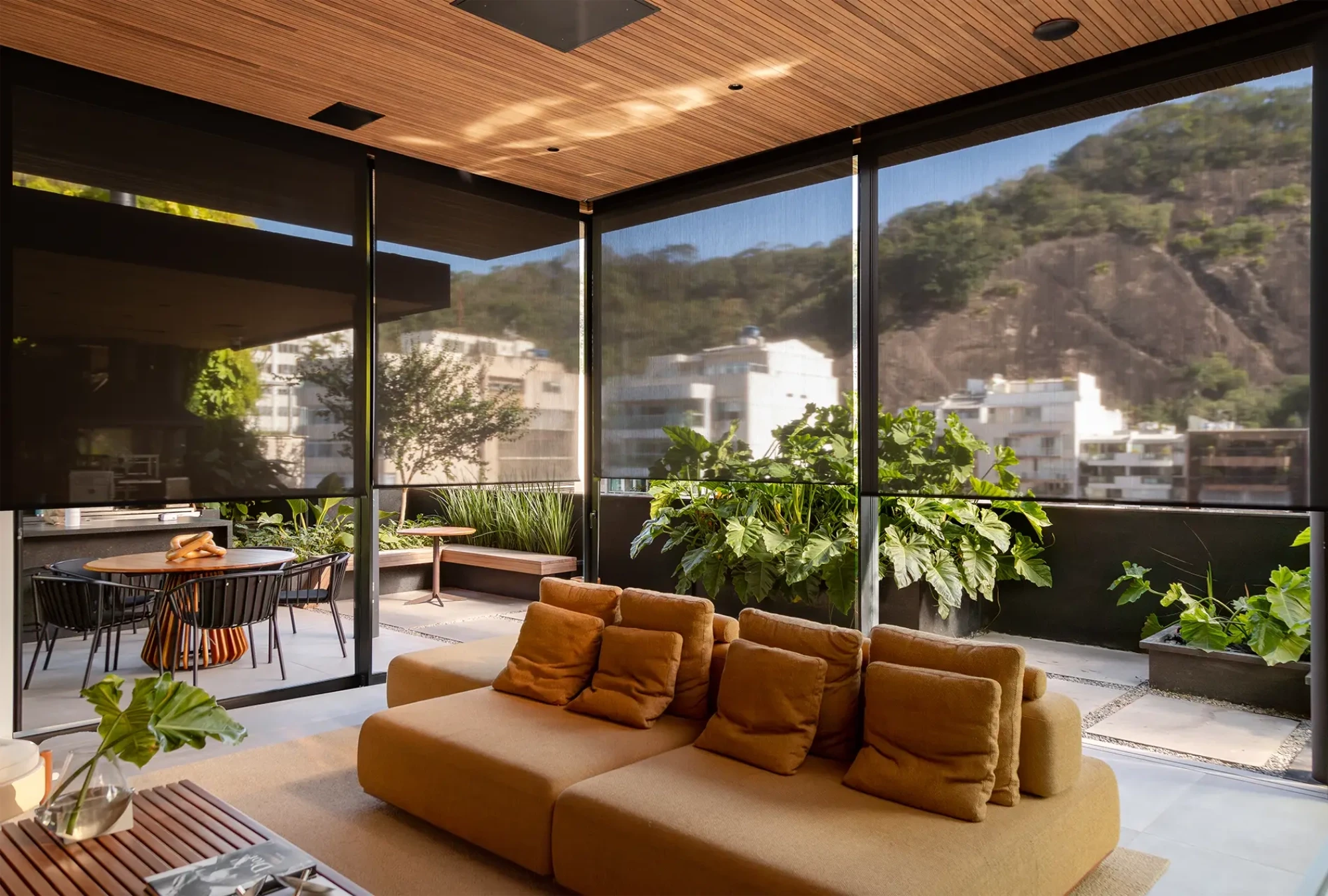 Persiana rolo Hunter Douglas instalada em varanda com controle de luminosidade e proteção solar em Curitiba