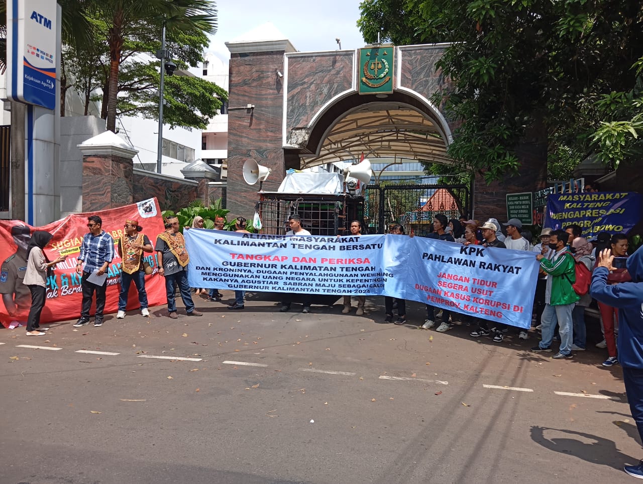 Direktur LBH AMPUH bersama AMKTB