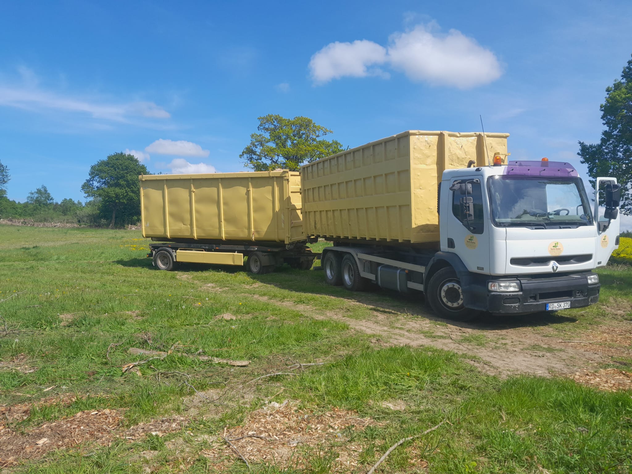 LKW mit zwei Containern für den Hackschnitzeltransport