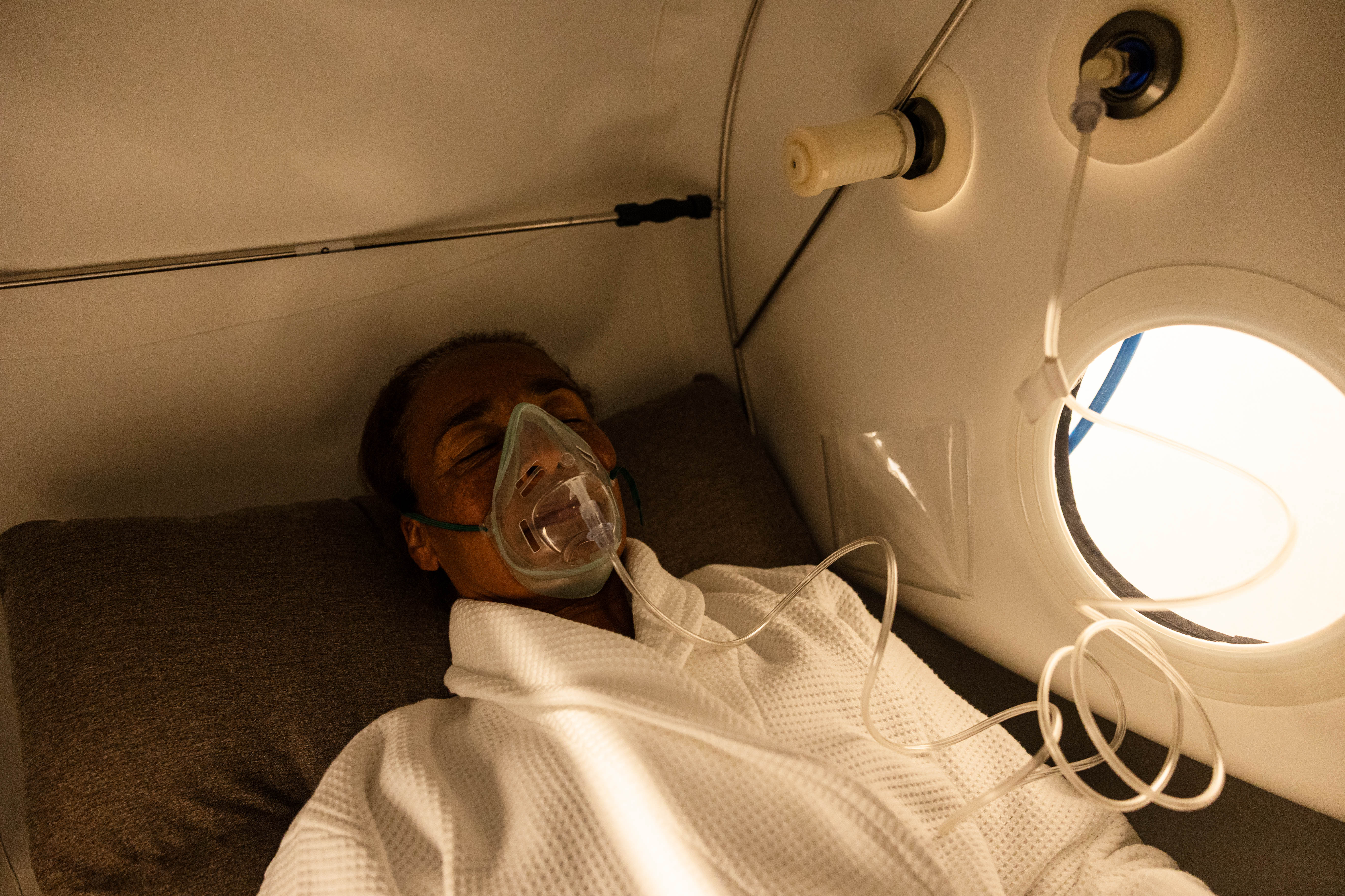 Lady in an HBOT chambre