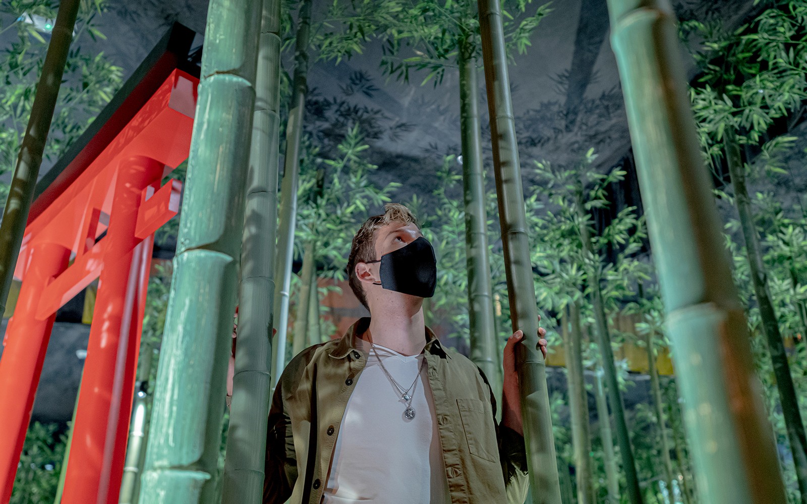 Person som utforsker bambusinstallasjon hos Ikono i Madrid.