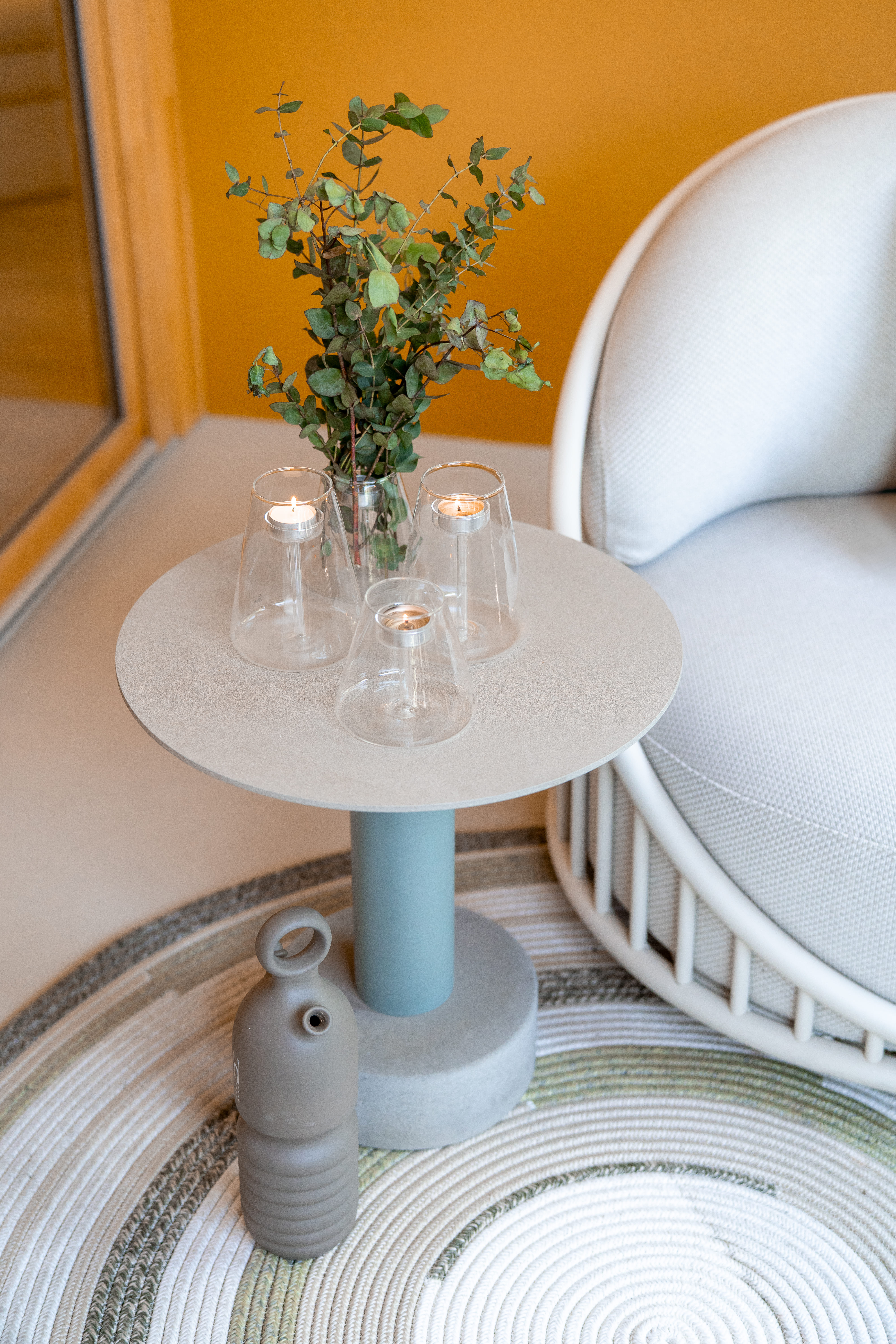 Mesa auxiliar decorada en zona de terraza acristalada