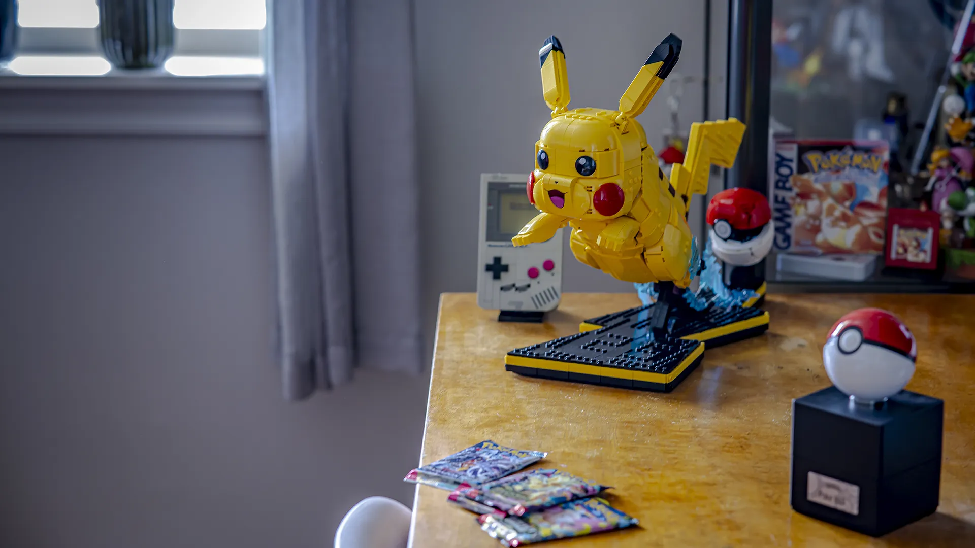 LEGO Pikachu utstilt sammen med Pokéballer, LEGO Game Boy og andre Pokémon-inspirerte samleobjekter.