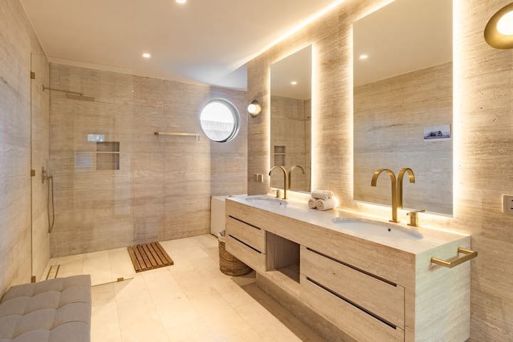 Exclusive 7-bedroom villa in Umalas