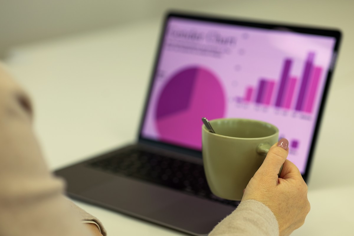 Ordinateur portable affichant des graphiques de performance marketing